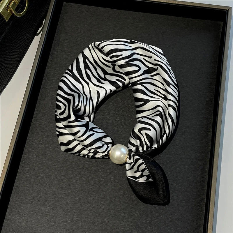 🧣 Effortless Glamour: Pop-On Pearl Necklace Scarf ✨