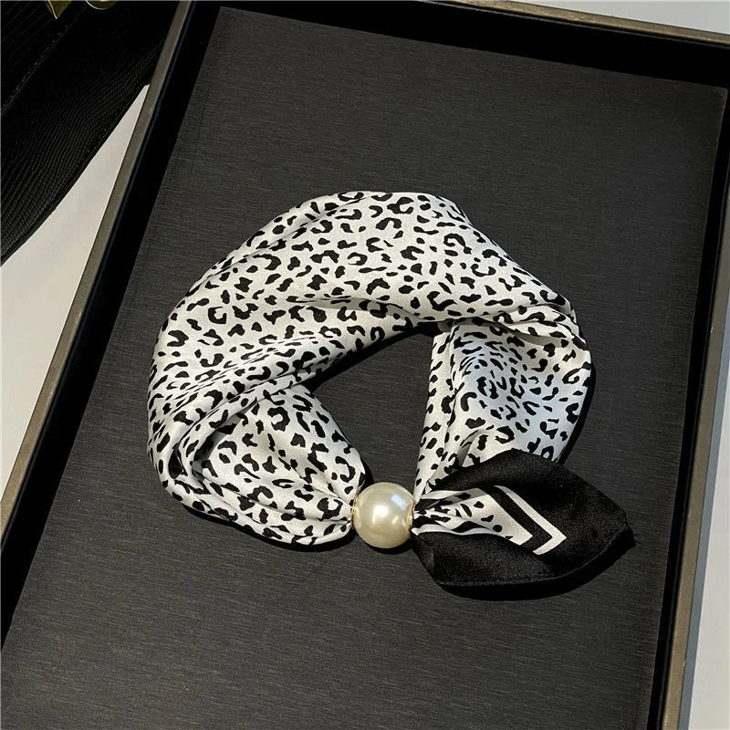🧣 Effortless Glamour: Pop-On Pearl Necklace Scarf ✨