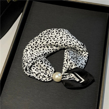 🧣 Effortless Glamour: Pop-On Pearl Necklace Scarf ✨